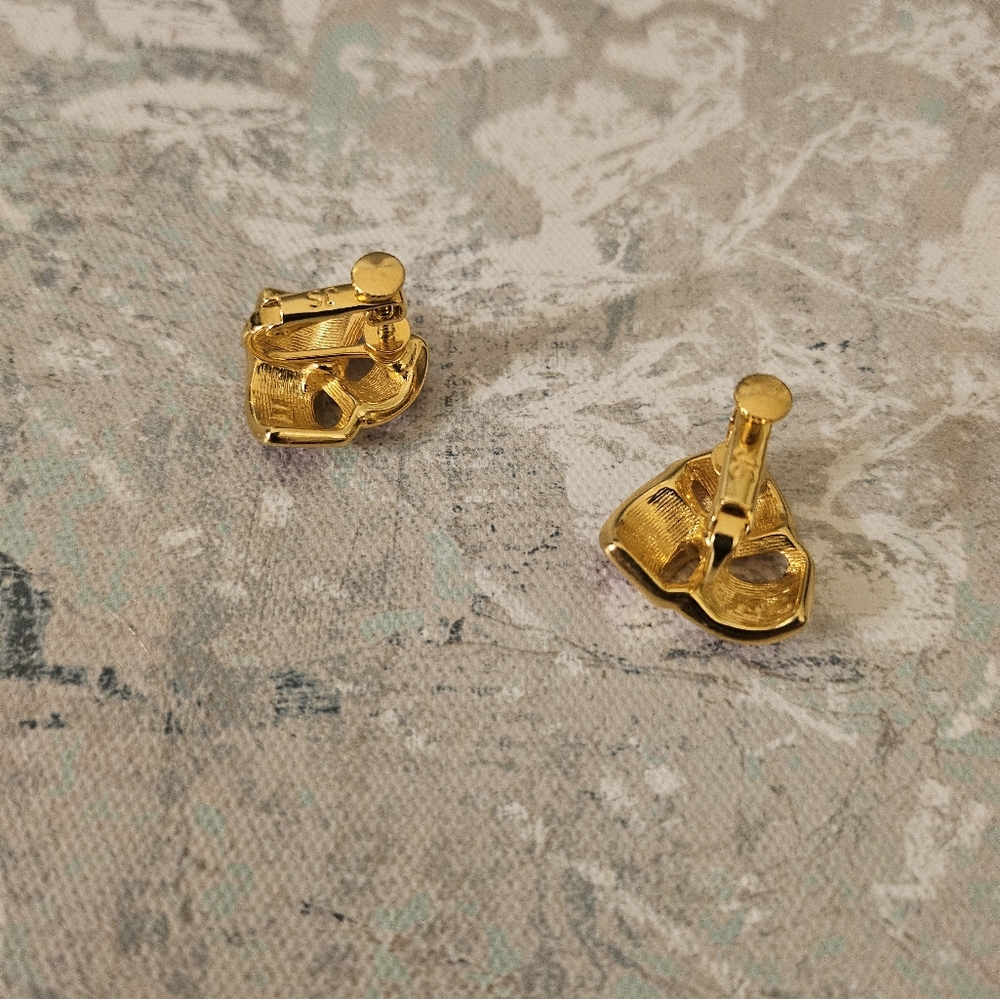 Vintage JS Knotted Knot Gold Tone Fuchsia Chunky Clip Earrings - Picture 6 of 9